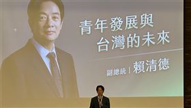 賴清德赴東海大學演講民進黨總統參選人賴清德（持麥克風者）25日晚間赴東海大學演講，主題為青年發展與台灣的未來，現場並與學生進行問答。中央社記者中趙麗妍攝  112年9月25日