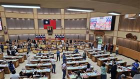 新北議會總決算報告1小時散會引不滿新北市議會21日召開臨時會，由審計部新北市審計處長張志乾進行新北市111年度總決算審核報告，但會議僅進行1小時就敲槌散會，引現場議員錯愕及不滿。中央社記者王鴻國攝  112年8月21日