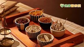 中藥使用「四妙散」清熱利濕為主，搭配祛風止癢的中藥地膚子、白蒺藜等，搭配外洗方，治療一個月後搔癢感已無