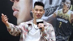 林書豪加盟新北國王記者會，展示新球季續穿7號球衣。（圖／記者邱榮吉攝影）