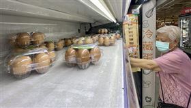 雞蛋漲價  農業部：尊重市場機制（2）農業部25日表示，對於雞蛋漲價，尊重市場機制，除嚴格把關進口雞蛋，年底雞蛋調度也會做好準備，用現在的庫存進行產量調節。圖為民眾前往高雄家樂福購買冷藏蛋。中央社記者董俊志攝  112年9月25日