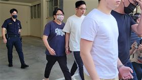 ▲樂陞前董事長許金龍被戴上手銬，坐上囚車，神情相當落寞。（圖／記者楊佩琪攝）