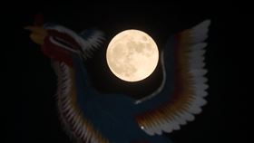 北部中秋把握上半夜賞月（3）每逢中秋當賞月，中央氣象局10日表示，今年全台多數地區幾乎都可看到月亮，不過颱風外圍環流凌晨到，北台灣賞月要把握上半夜，北海岸及宜蘭則要碰碰運氣。圖為新北市蘆洲區某宮廟雕飾與夜空中的一輪圓月。中央社記者吳家昇攝  111年9月10日
