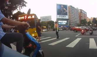 又見台中公車未禮讓　險輾過行人驚險影曝