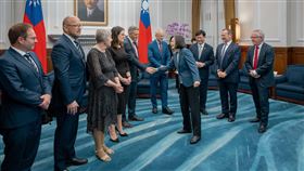 蔡英文總統今（26）日上午接見「澳洲國會跨黨派參眾議員訪問團」。（圖／總統府提供)