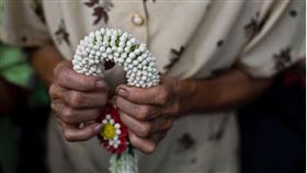 ▲在泰國，學生會獻上茉莉花環給教師。（圖／維基百科）