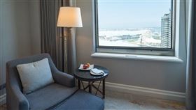 「翡翠騎士」訪問高雄將下榻飯店海港房、並在海景餐廳用餐，欣賞高雄港灣美景。（圖／高雄市政府提供）