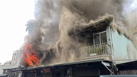台中鐵皮住宅火警台中市北區一處鐵皮住宅26日下午發生火警，火勢一發不可收拾，從屋內冒出陣陣濃煙，消防局獲報到場搶救。（台中市消防局提供）中央社記者蘇木春傳真  112年9月26日