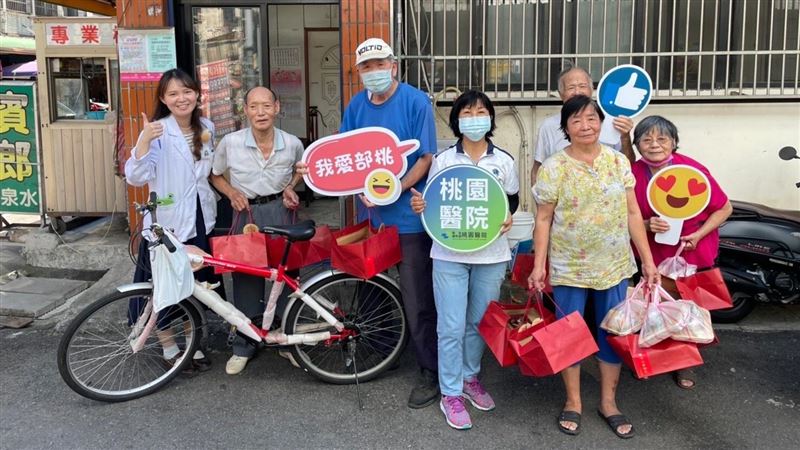 部桃社工中秋節前夕送暖　關懷弱勢、獨老