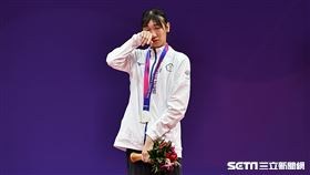 ▲杭州亞運跆拳道，林唯均不敵對手拿下銀牌，頒獎典禮也落淚。（圖／記者劉彥池攝影）