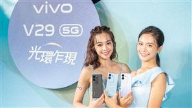 vivo V29 5G結合東方美學設計打造出「山海青」、「繁星紫」、「蒼穹黑」三色搶攻市場，即日起至10月31日於指定通路，購機可享早鳥優惠方案。