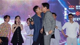 鄭人碩（左）在《他馬克老闆》首映會上激吻黃鐙輝。（圖／氧氣電影提供）