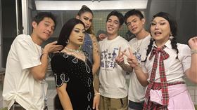 藍正龍（左）帶詹懷雲（右三起）、邱以太到同志夜店宣傳《成功補習班》。（圖／華納兄弟提供）