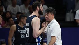 「新台灣人」阿提諾如願披上台灣戰袍出戰亞運，首戰對香港就轟下17分10籃板。（圖／中華奧會提供）