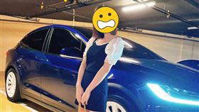 Paul的嫩妻女星咪咪與特斯拉合影。（圖／翻攝自小紅書）