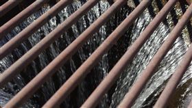 排水溝https://www.flickr.com/photos/cluczkow/5861717289/in/photolist-ggyVx-2aCk4m1-9VYQkc-7Tmsr-8mA6-dYd1o-eUYvu-rwxWp9-kJgdQi-793qbF-7X6zQG-5t6jEo-2bu4DJS-2nrHLv3-23HnAZ-2zhmw-nbua85-XaYnM-7CyT7-2g25mxx