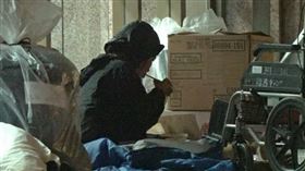 遊民,老婦,名下有房,精神科醫師,社工,便當,乞討維生,北車為家,楊聰財,經濟問題,冒險精神,憂鬱症