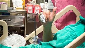 受傷的林姓隊員（圖／翻攝自周春米臉書）