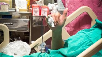 重傷勇消臉超腫　妻喊帥：快康復回來煮飯