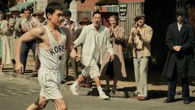 任時完（左）和河正宇在《沒有國家的冠軍》為國爭光。（圖／車庫娛樂提供）