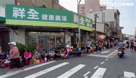 開賣啦！搶不二坊蛋黃酥婆媽大軍盛況空前(圖/翻攝畫面)