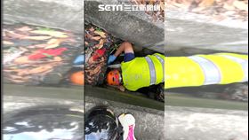 老婦騎車撞電桿卡死涵洞　救護一看頭痛了（圖／翻攝畫面）