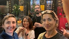 德法公視主持人奧柏芮  在台拜媽祖德法公共電視台（ARTE）主持人奧柏芮（右1）今年來台拍攝節目，入境隨俗向媽祖祈求順利。她說，島嶼人們對民主的熱愛、友善溫柔與細膩讓她感動，並提及製作協調者陳陛瑄（左2）給予他們超乎想像的協助。（奧柏芮提供）中央社記者曾婷瑄巴黎傳真  112年9月27日