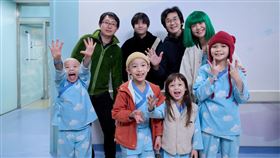 《BIG》日本美術指導丹治匠（後排左1）於電影《BIG》拍攝期間來台探班，與導演、七位演員碰面（圖／米倉影業提供）