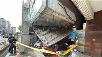 驚險！北市騎樓整片坍塌　3機車遭壓頂