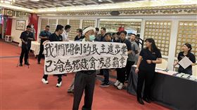 民進黨創黨元老、前立委魏耀乾抗議（圖／讀者提供）