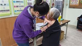 老人打流感疫苗(台中市政府提供)