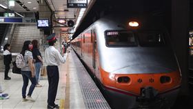 台鐵公司化條例三讀（1）立法院會27日三讀通過台鐵公司化設置條例，三讀通過條文明定，條例施行前原機關現職人員，除具有交通事業人員或公務人員任用資格，得由交通部依個人意願協助安置轉調其他機關，其餘人員均轉調台鐵公司，不得因公司成立予以裁員。圖為台鐵人員在台北車站月台執勤。中央社記者張新偉攝  111年5月27日