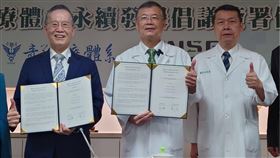 奇美醫療體系簽署永續發展倡議奇美醫療體系經營決策委員會副主委邱仲慶（中）與台灣永續能源研究基金會董事長簡又新（左），27日在永康奇美醫院代表雙方簽署永續發展倡議。中央社記者楊思瑞攝  112年9月27日