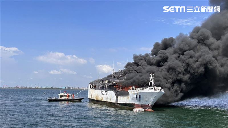高雄外海火燒船濃煙竄天　11船員驚慌逃命