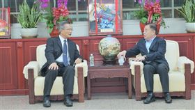 邱奕勝特別感謝義美食品公司落實企業社會責任。（圖／議會提供）