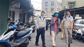 疾管署長莊人祥（左）6度南下視察登革熱，也拜會台南市長黃偉哲，並聽取今日出勤之機動防疫隊工作報告。（圖／疾管署提供）