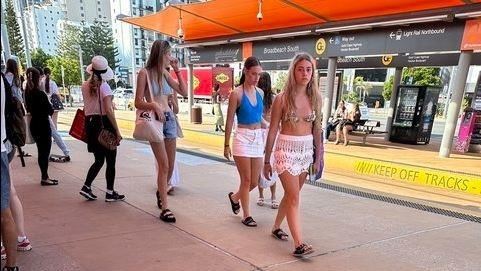 外國女生穿內衣就出門!網:台灣一堆更露