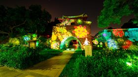 台南國際人權藝術節開幕  小西門城牆夜間展示2023台南國際人權藝術節27日在成功大學開幕，今年主題是「Well-being—健康與醫療人權」，活動邀請藝術團隊在小西門城牆處創作夜間展示。（成功大學提供）中央社記者張榮祥台南傳真  112年9月27日