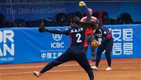 ▲台灣女壘投手柯夏愛連2天先發，對日本先發4局後，第8局延長賽又上場後援，可惜挨轟吞敗。（資料圖／中華奧會提供）