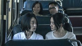 葉曉霏（左）和李玲葦在《青春並不溫柔》互相有感覺。（圖／希望影視提供）