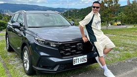 ▲小鐘試駕新世代Honda CR-V。（圖／完全娛樂）
