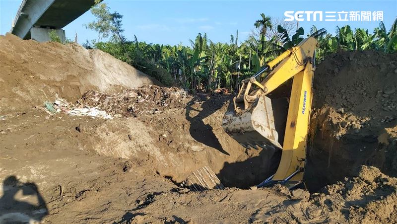 新／高雄挖土機墜落土坑　駕駛遭土石掩埋