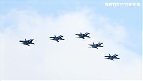雙十國慶國軍展開空中全兵力預演，五架勇應高教機快速橫越總統府。（圖/記者邱榮吉攝影）