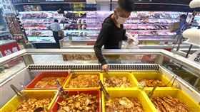 8月景氣燈號連10藍（1）國發會27日公布的8月景氣燈號連續第10個月亮出低迷藍燈，追平史上次長藍燈紀錄。圖為中秋節將至，高雄民眾27日在鳳山區一處大賣場選購烤肉食品。中央社記者董俊志攝  112年9月27日