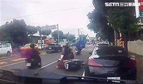 婦騎車自摔Ａ到車　起身竟肇逃催油門離去（圖／翻攝畫面）