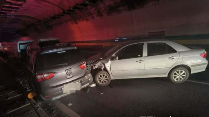 國3基隆隧道5車追撞　車流回堵平面道路