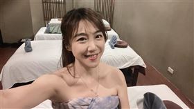 佩佩曬出SPA自拍，遮胸美背全看光了。（翻攝雙胞胎佩佩韓式婚紗女王臉書）