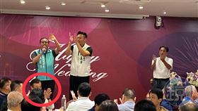 蘇嘉全（紅圈處）與姪子蘇震清、姪孫蘇孟淳27日晚間「三代同框」出席7大工會餐敘聯誼，讓屏南立委選區綠營分裂傳聞浮上檯面。（圖／鏡周刊提供）