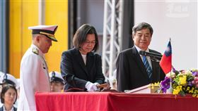 蔡英文為海鯤號擲瓶（軍聞社提供）