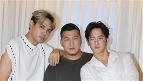 草爺拍MV邀來陳零九（左）與吳思賢（右）跨刀相挺。（圖／記者邱榮吉攝）